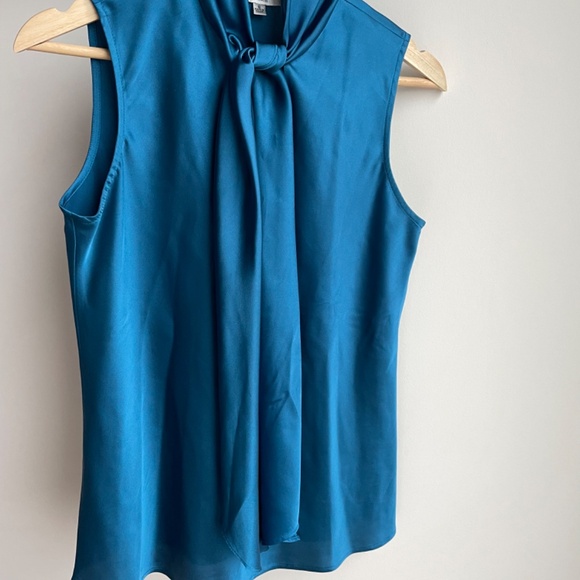 Top with built-in scarf - Picture 2 of 6